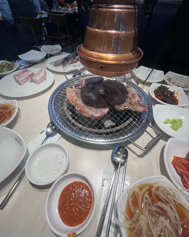 테이블 가득 차려진 풍성한 한 상 차림