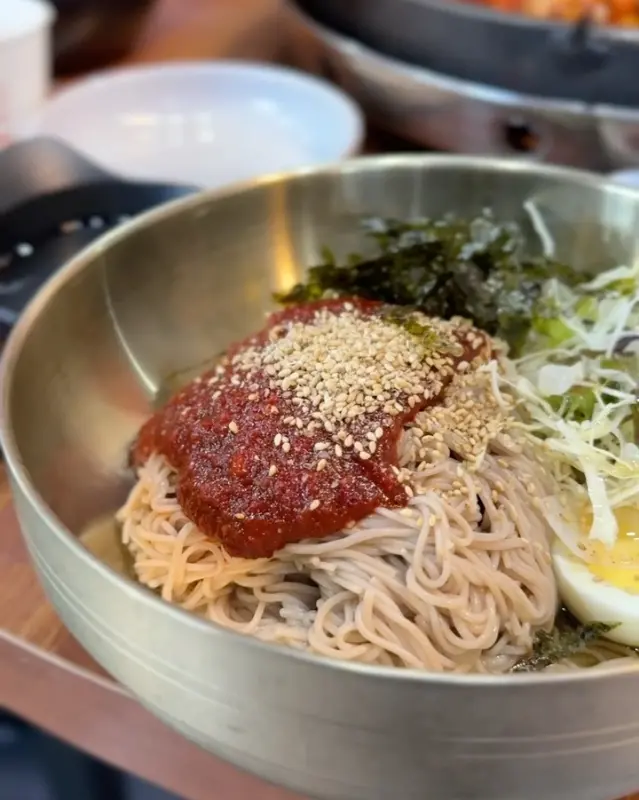 매콤달콤한 비빔 막국수