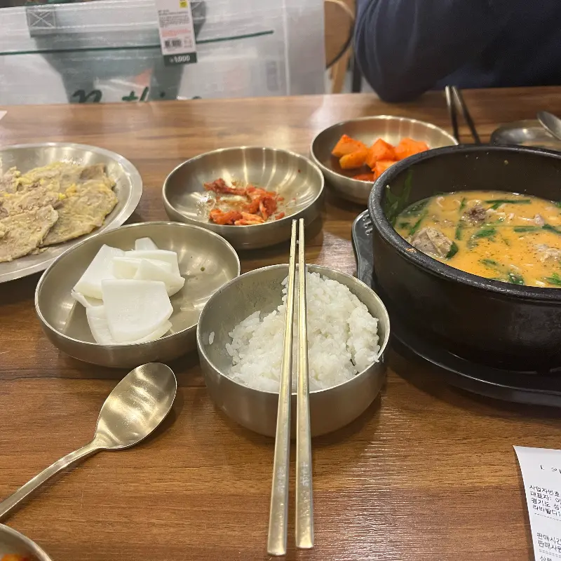 놋그릇에 담긴 순대국 한 상 차림