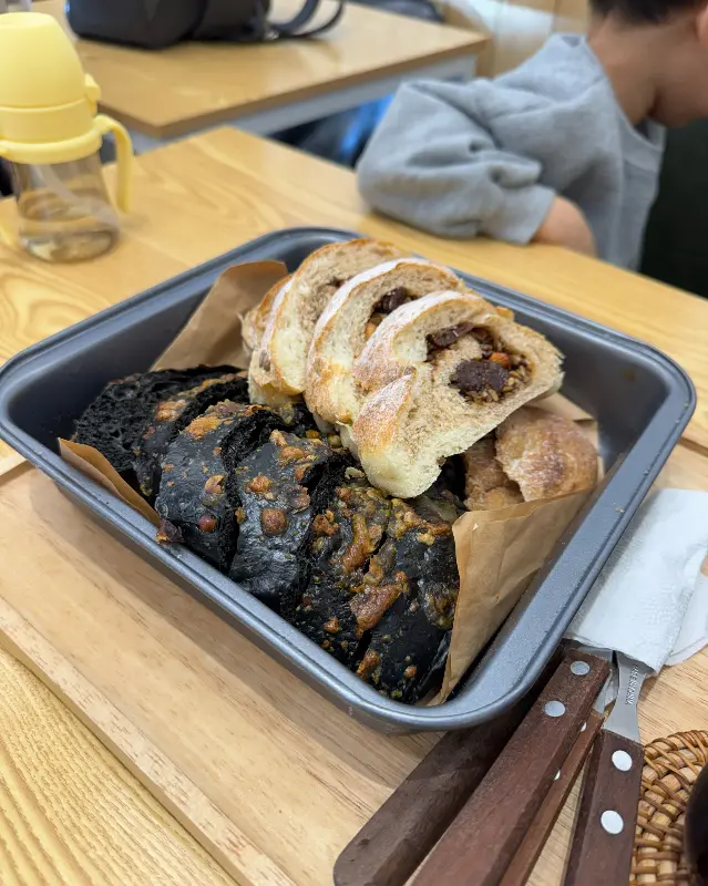 다양한 빵들이 가지런히 진열되어 있는 모습