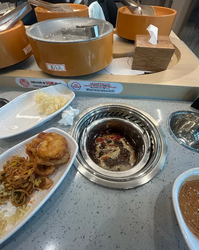 깔끔하게 정돈된 테이블과 훠궈 냄비