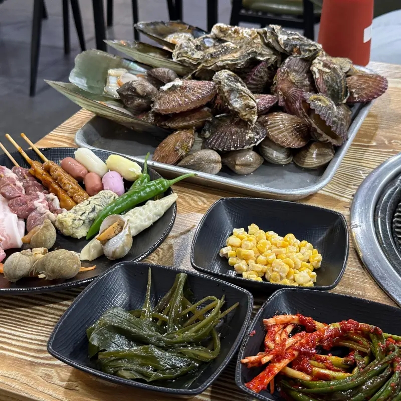 해산물, 삼겹살, 꼬치 등 푸짐한 한 상 차림