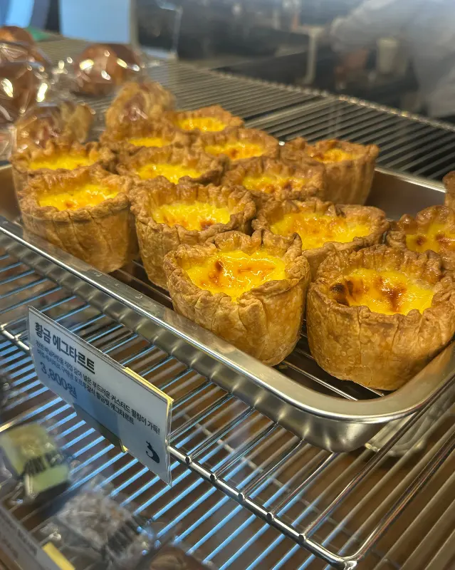 진열대 가득한 에그타르트