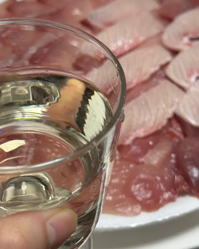 투명한 잔에 담긴 청하, 방어회와 환상의 궁합을 자랑하는 모습