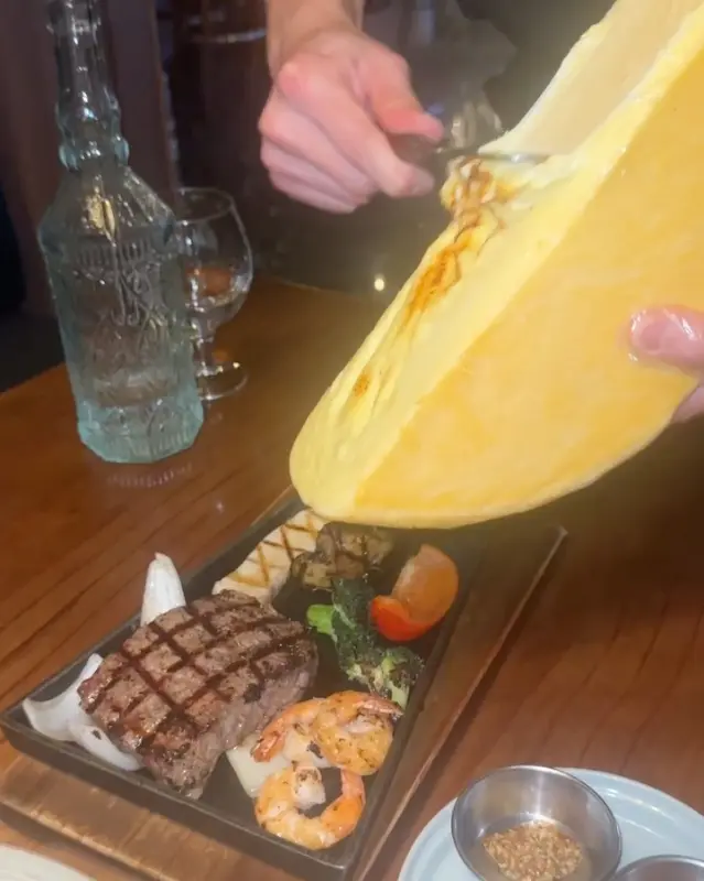 라클렛 치즈 스테이크