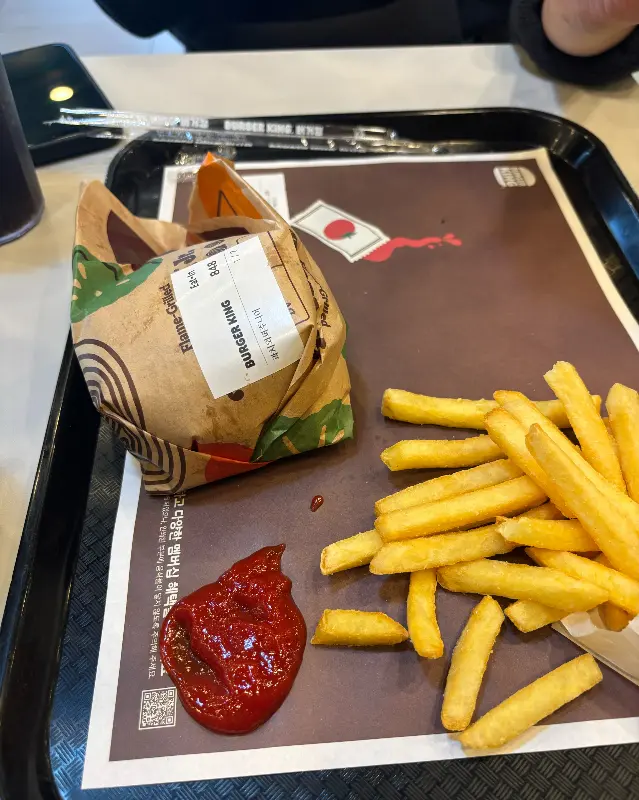 트레이 위에 놓인 햄버거와 프렌치프라이, 케첩