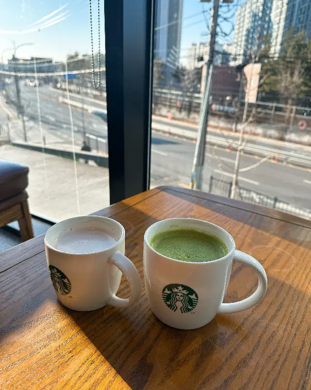 창밖 풍경과 커피