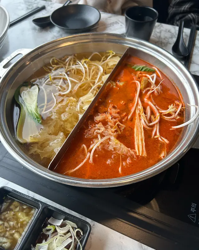 마라 육수와 맑은 육수