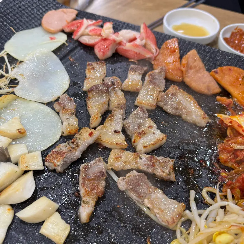 노릇노릇 맛있게 구워진 삼겹살
