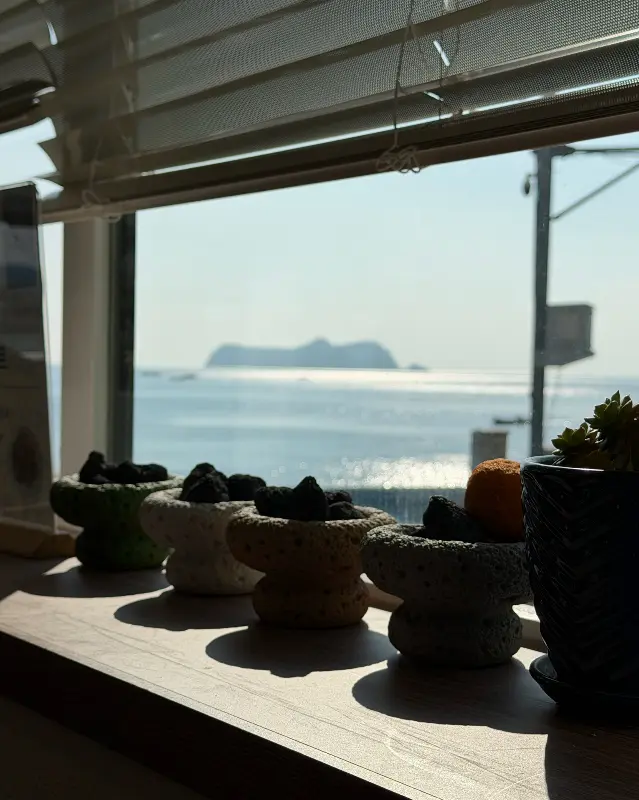 싱싱한 재료가 돋보이는 몽돌집 한상차림