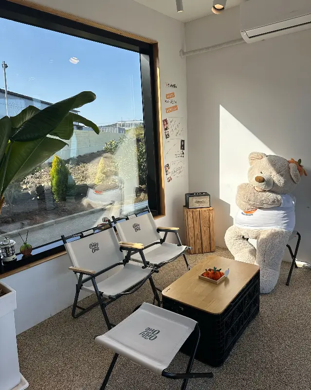 Jufi 내부 인테리어 - 아기자기한 소품과 테이블