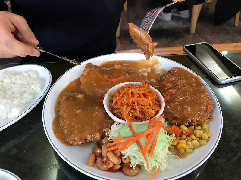 돈까스를 먹는 모습