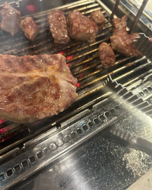 숯불 위에서 구워지는 육즙 가득한 양갈비