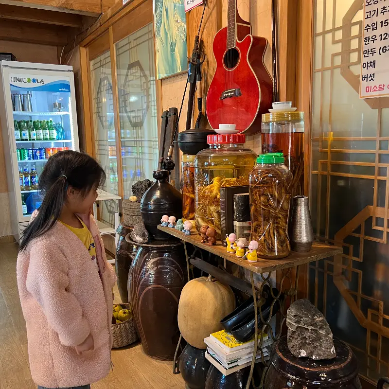 가게 내부의 모습, 앤티크한 장식품과 그림들이 눈길을 사로잡는다.