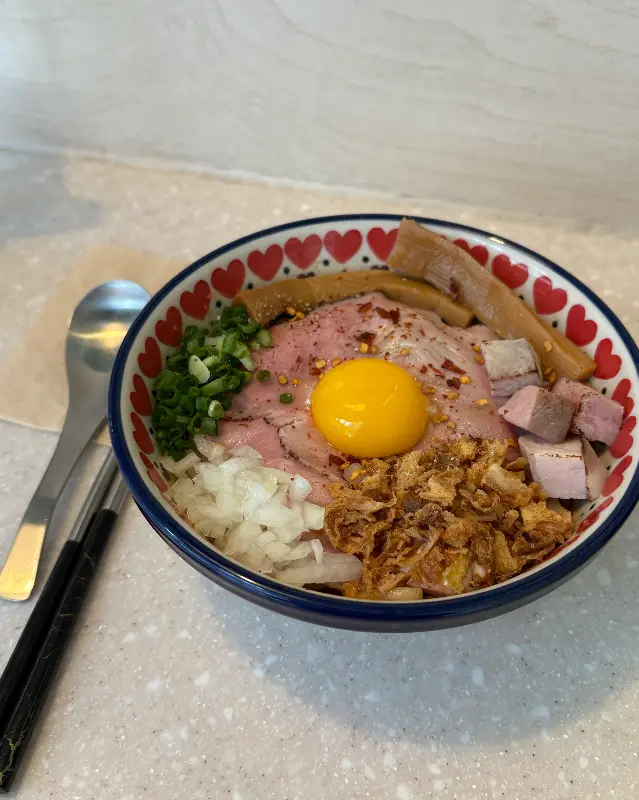 블랙 아부라소바의 강렬한 비주얼