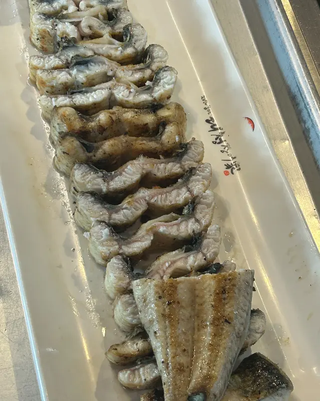 초벌구이된 장어