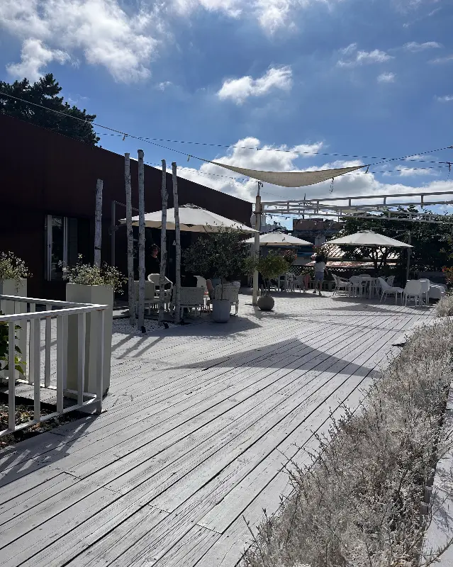 피노카페 야외 테라스 전경