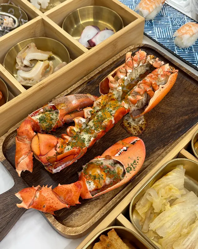 싱싱한 해산물과 다양한 스끼다시가 가득한 네모횟집의 한 상 차림