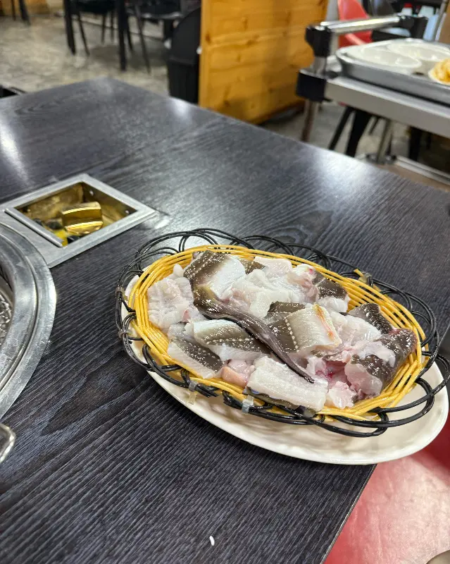 테이블 위 장어