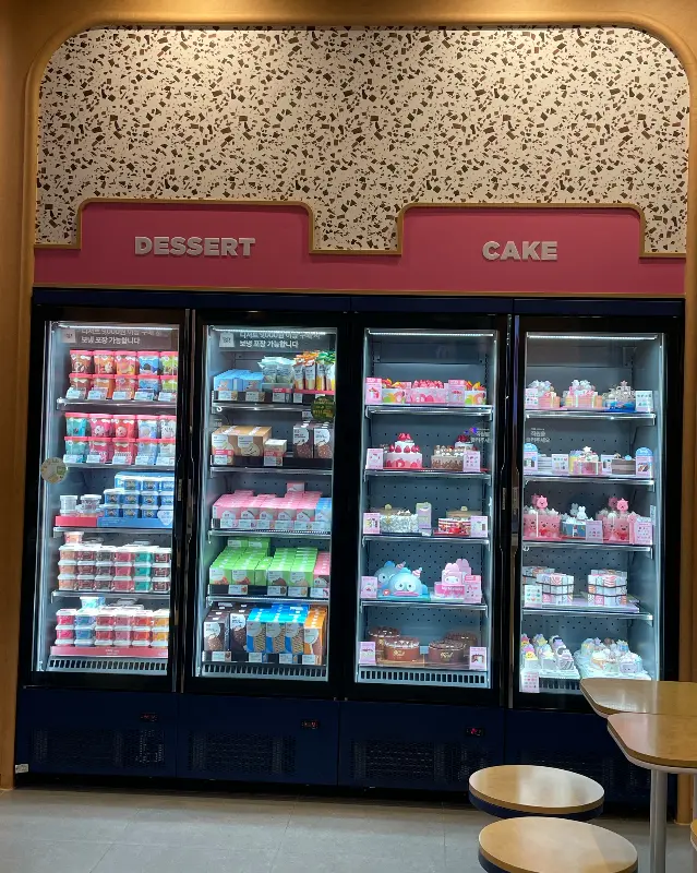 다양한 아이스크림 케이크가 진열된 냉장고