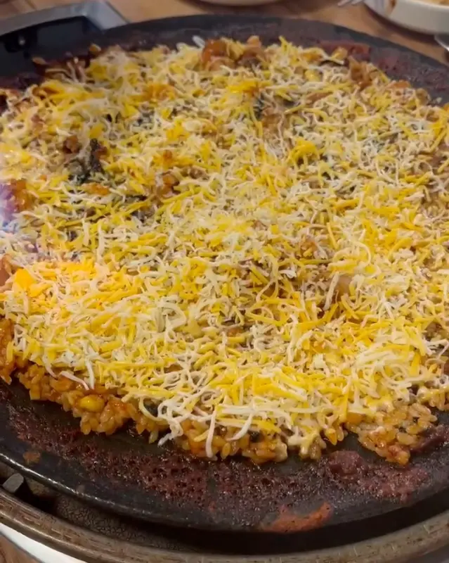 볶음밥 위 녹아내린 치즈의 향연
