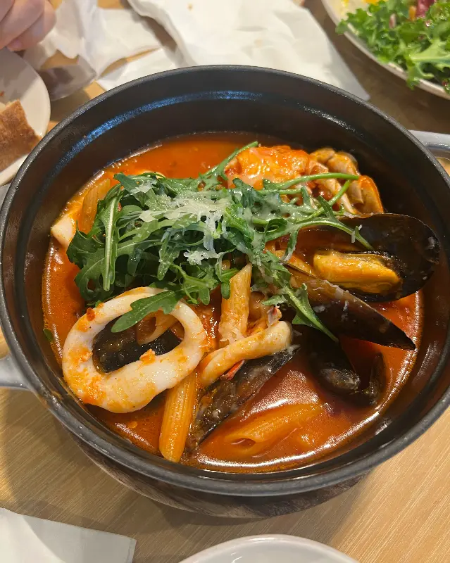 해산물이 듬뿍 들어간 파스타