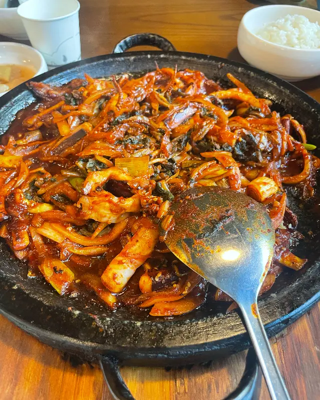 매콤한 양념에 버무려진 오징어 볶음