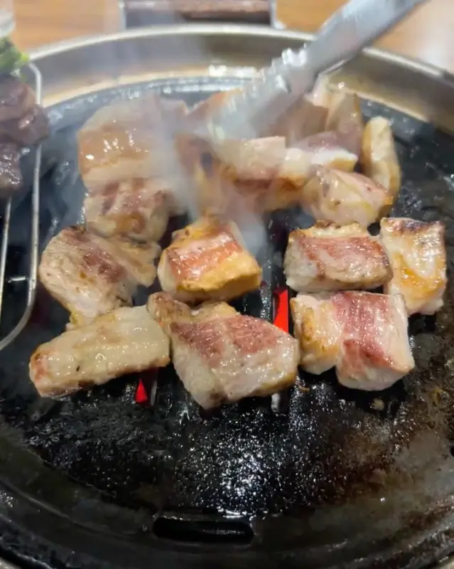 숯불 위에서 구워지는 삼겹살