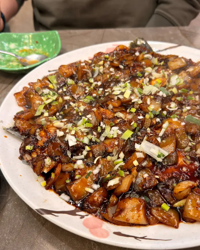 윤기가 흐르는 뽈불고기 위로 뿌려진 파