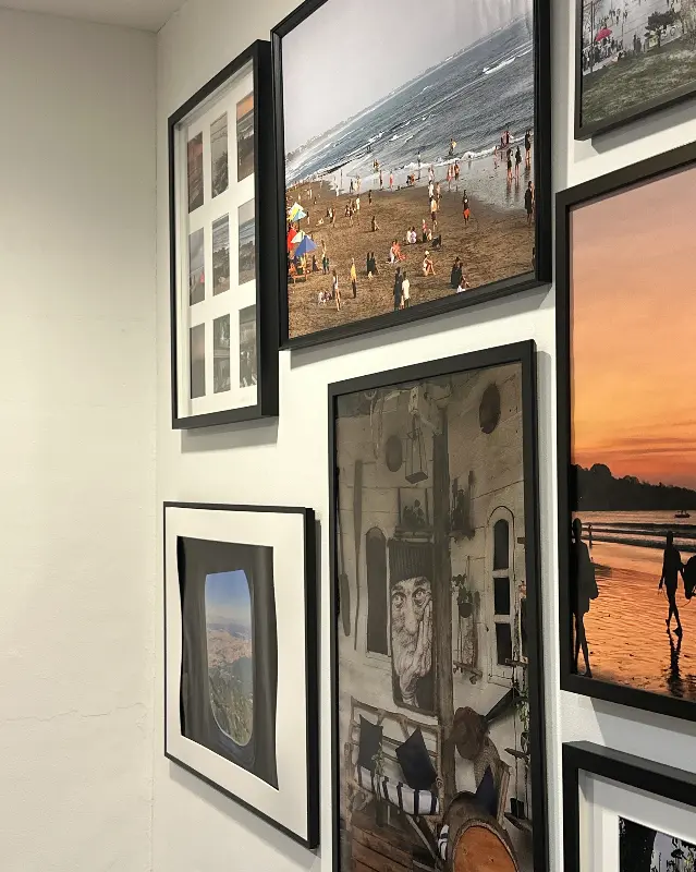 카페 내부 액자들
