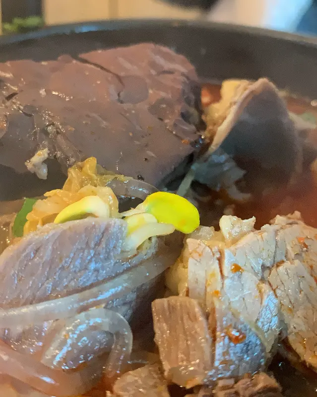 선지와 고기가 가득한 해장국