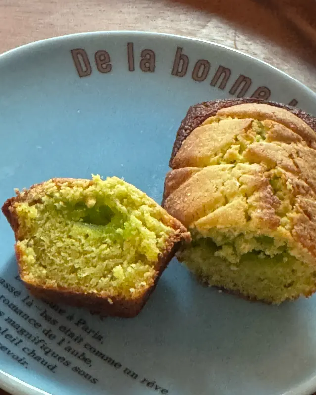 피스타치오 휘낭시에 단면