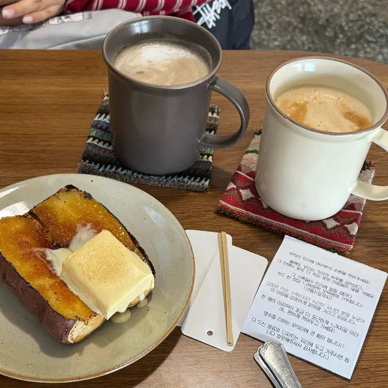 소원 트리가 놓여있는 카페 내부