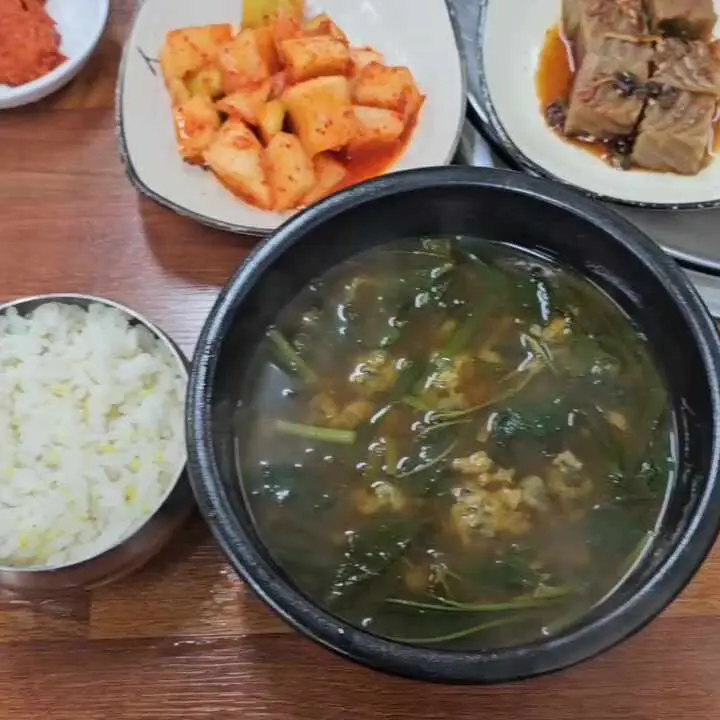 올갱이국과 깍두기