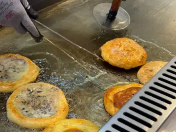 안양 중앙시장, 그 미묘한 단맛의 과학: 호이호떡에서 발견한 맛집의 비밀