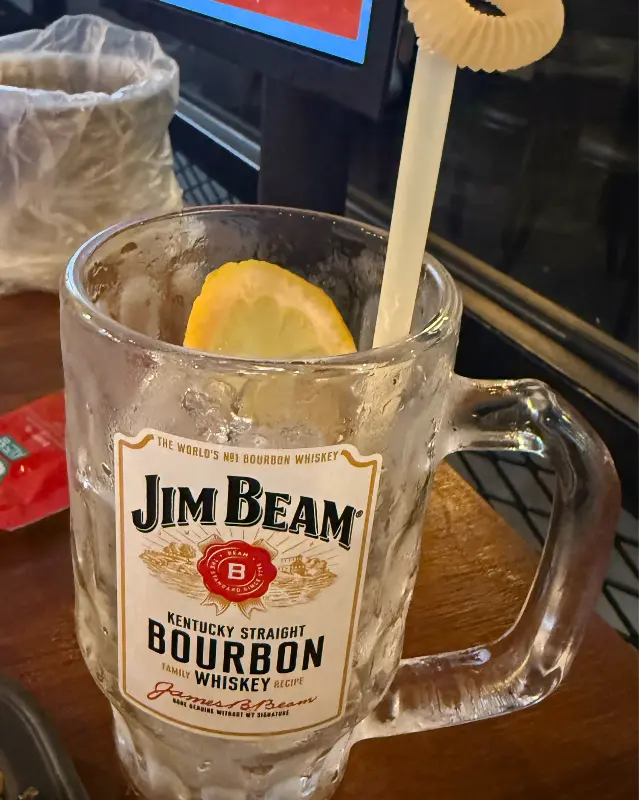 레몬이 들어간 시원한 맥주