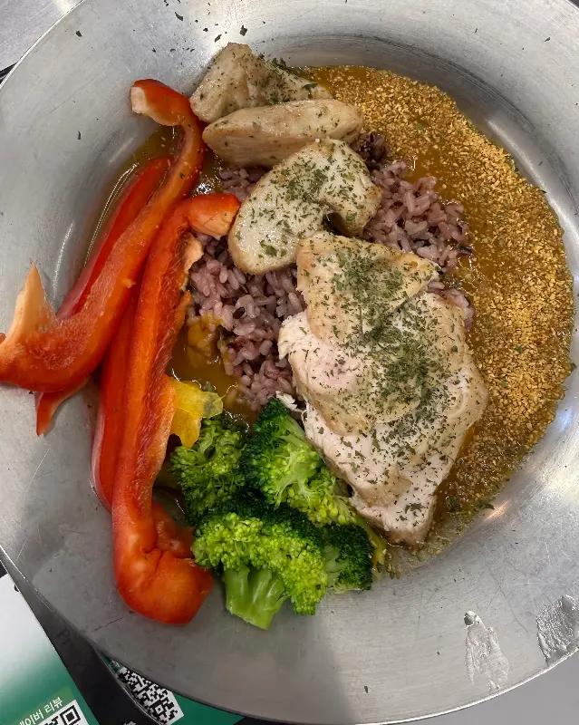 닭가슴살과 브로콜리, 파프리카가 조화로운 샐러드