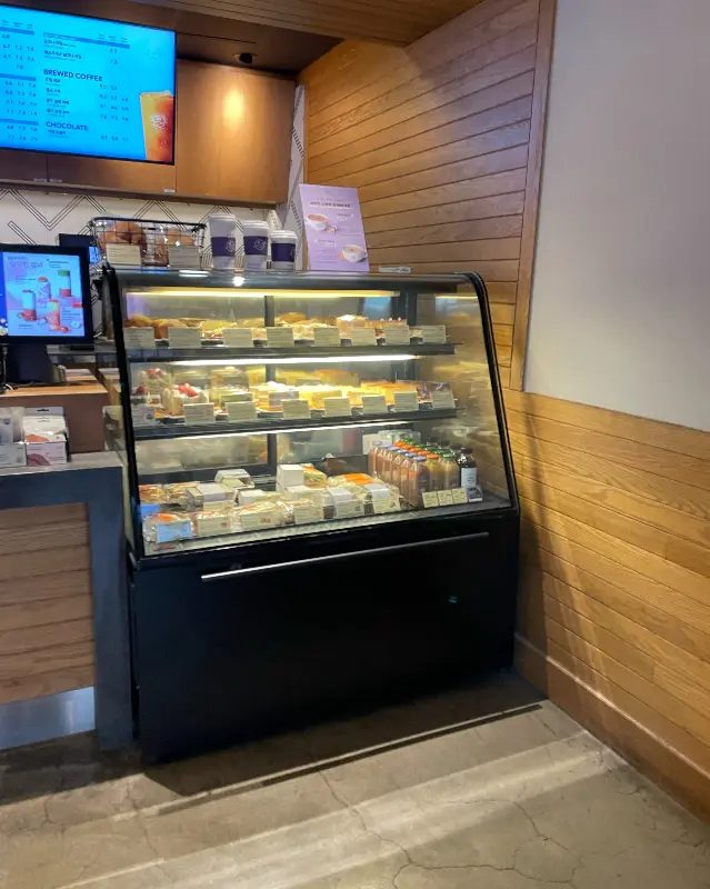 다양한 디저트가 진열된 쇼케이스