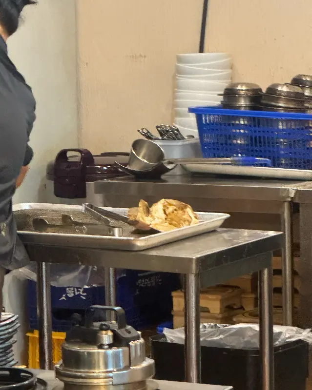 분주한 주방의 모습