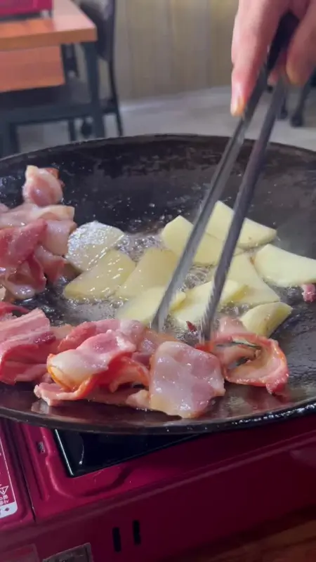 베이컨 기름에 구워지는 감자