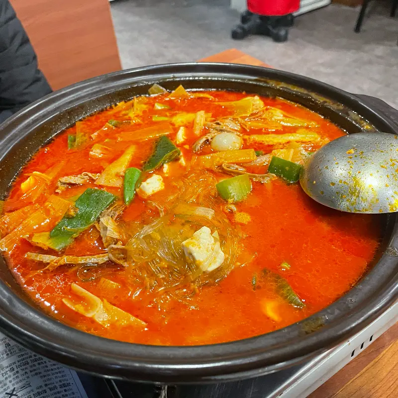 육개장 전골을 푸짐하게 담아올린 모습