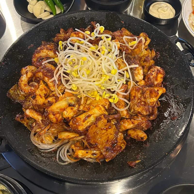 매콤한 양념에 버무려진 쭈꾸미와 콩나물