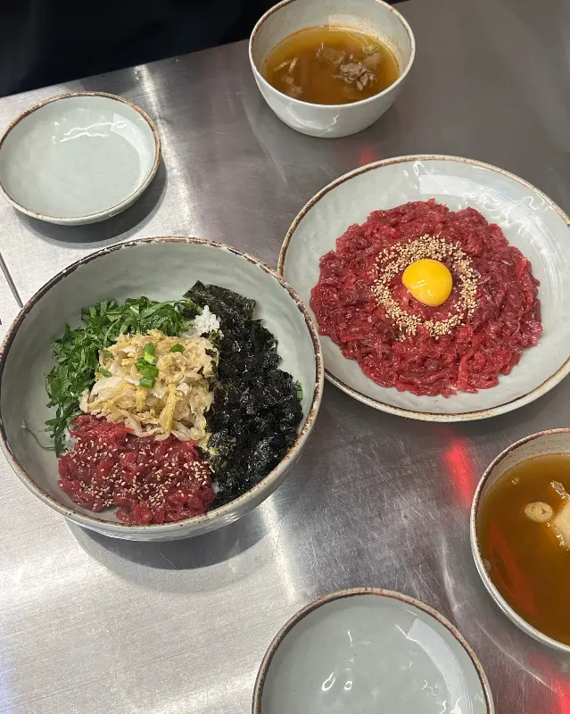 육회와 육회비빔밥 한상차림