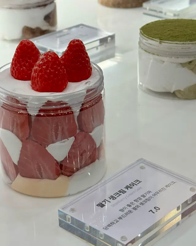 쇼케이스 안의 딸기 생크림 케이크