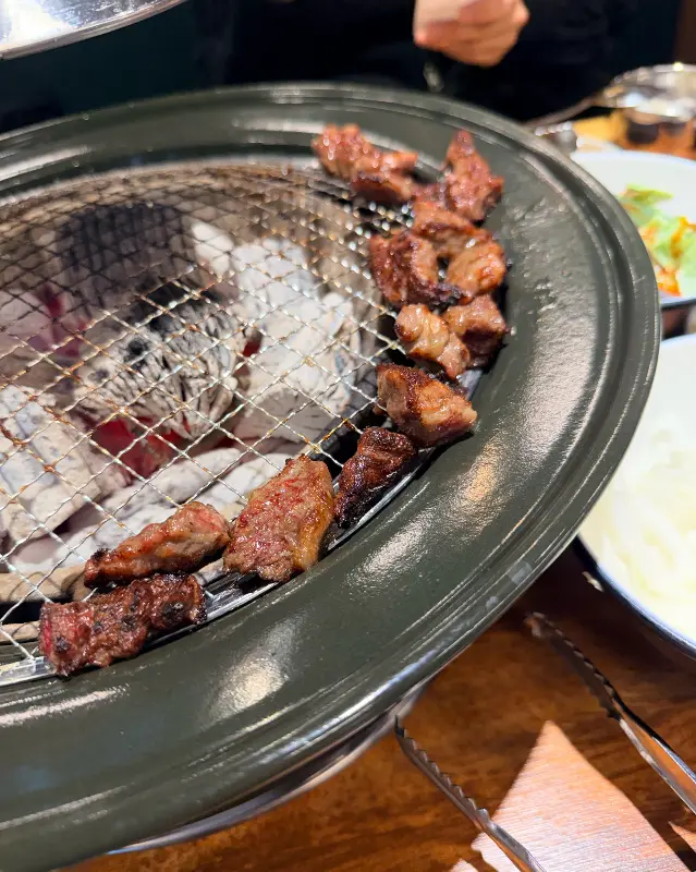 숯불 위에서 익어가는 큐브 눈꽃살