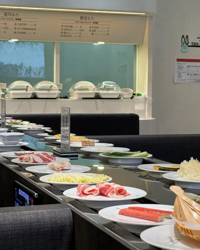 세련되고 깔끔한 매장 내부