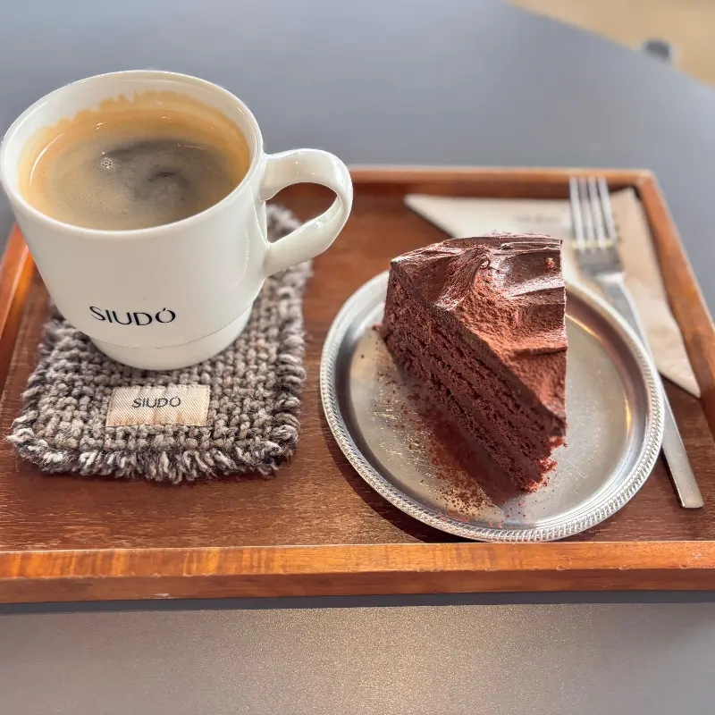 시우도에서 판매하는 초코 케이크와 아메리카노