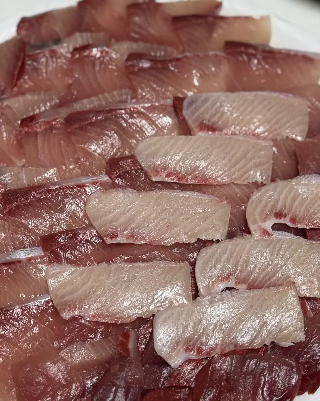 두툼하게 썰린 방어회, 입안 가득 퍼지는 풍미가 느껴지는 듯한 모습