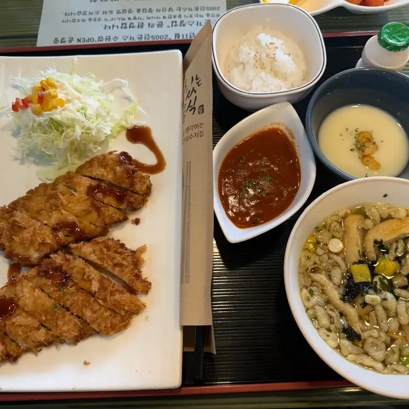 우동 국물은 멸치 육수의 시원한 맛이 일품이다.