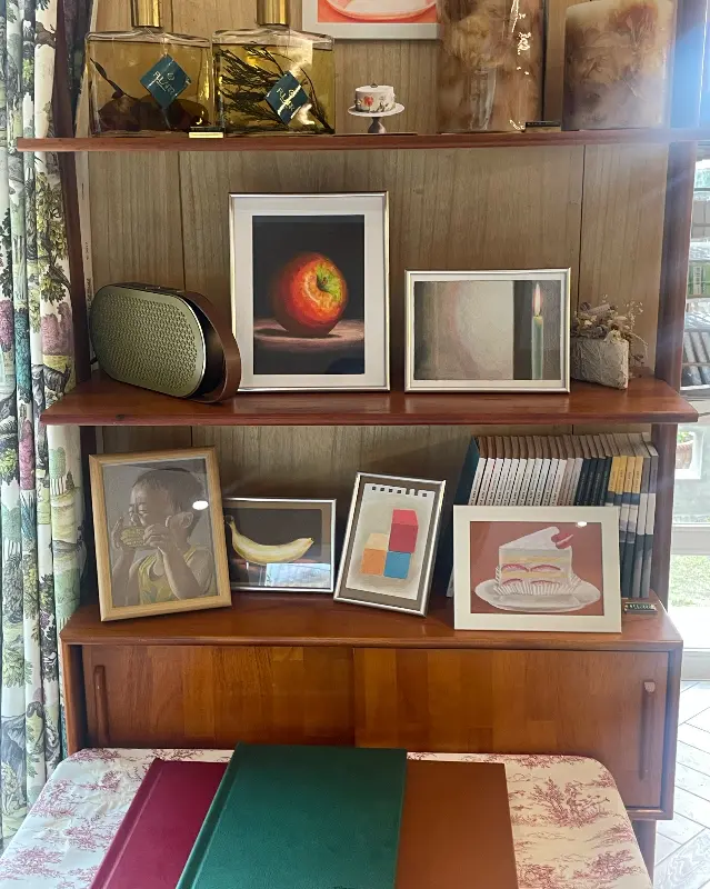 다양한 소품과 그림 액자가 진열된 실내 모습